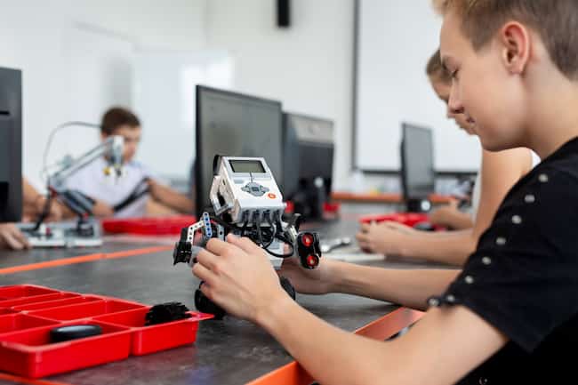 Концентрированный робот-программист для детей-подростков в классе, концепция стеблевого образования.